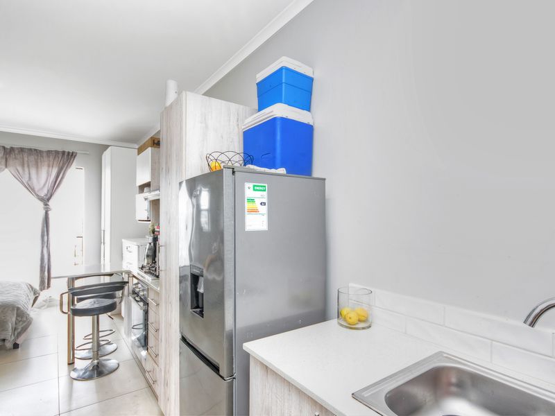 Exquisite Studio Apartment – Just 6km from Mall of Africa - Photo 3