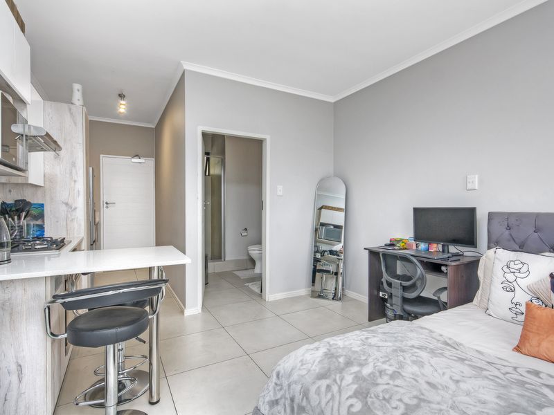 Exquisite Studio Apartment – Just 6km from Mall of Africa - Photo 4
