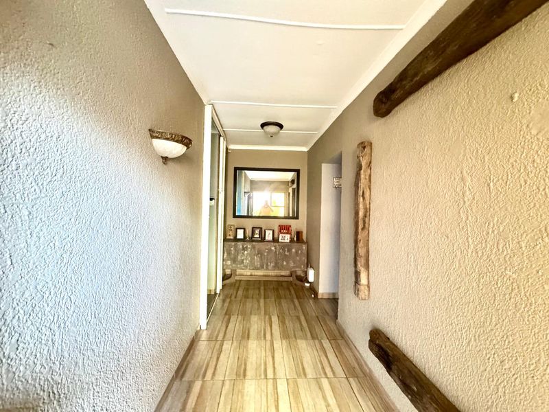 Spacious Five Bedroom Family Home with Entertainment Areas, Pool  and braai Facilities. - Photo 4