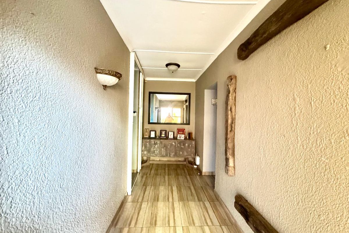 Spacious Five Bedroom Family Home with Entertainment Areas, Pool  and braai Facilities. - Photo 4