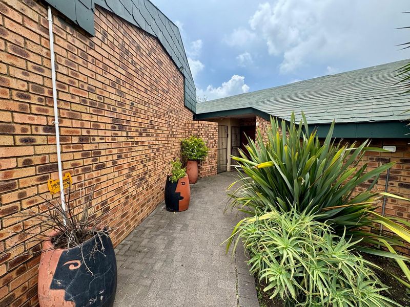 Spacious Five Bedroom Family Home with Entertainment Areas, Pool  and braai Facilities. - Photo 3