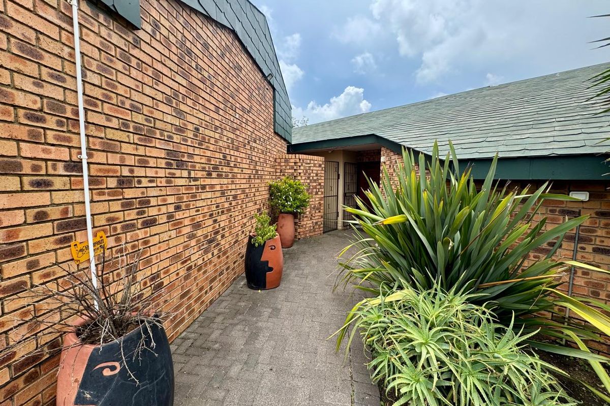 Spacious Five Bedroom Family Home with Entertainment Areas, Pool  and braai Facilities. - Photo 3