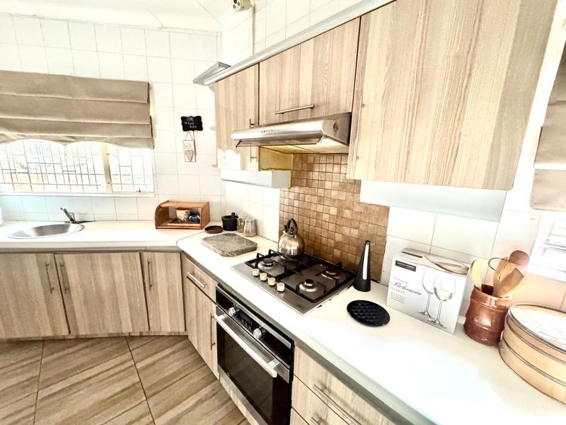 Spacious Five Bedroom Family Home with Entertainment Areas, Pool  and braai Facilities. - Photo 10