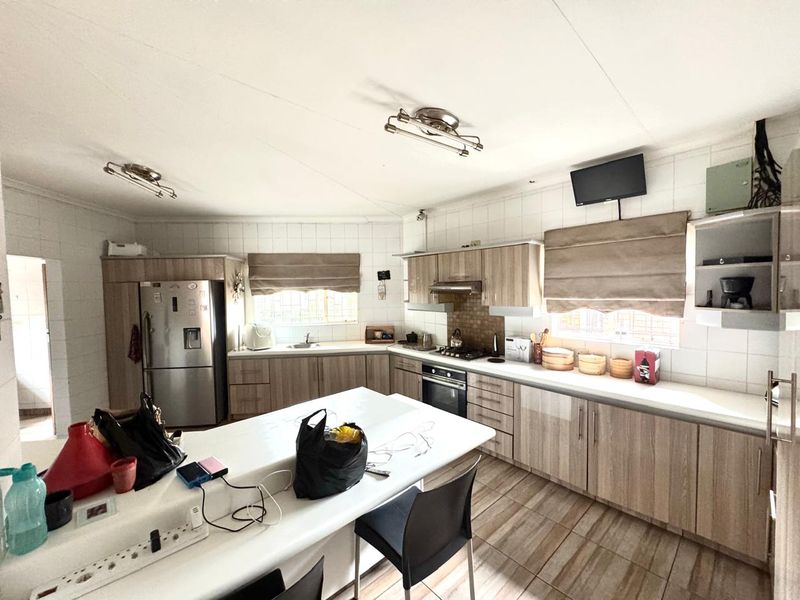 Spacious Five Bedroom Family Home with Entertainment Areas, Pool  and braai Facilities. - Photo 8