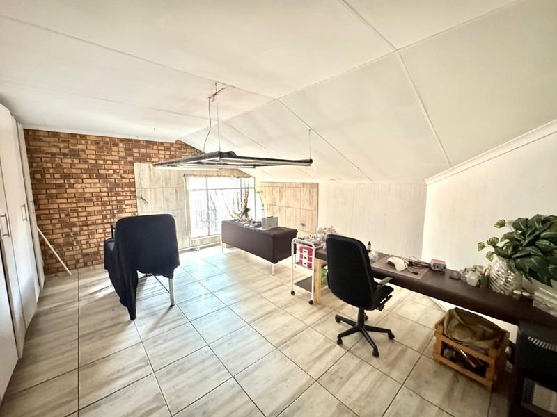 Spacious Five Bedroom Family Home with Entertainment Areas, Pool  and braai Facilities. - Photo 5