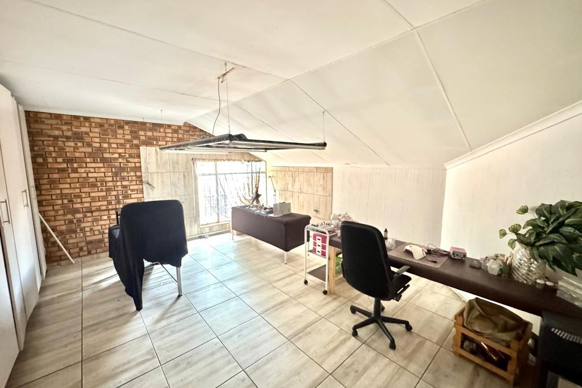 Spacious Five Bedroom Family Home with Entertainment Areas, Pool  and braai Facilities. - Photo 5