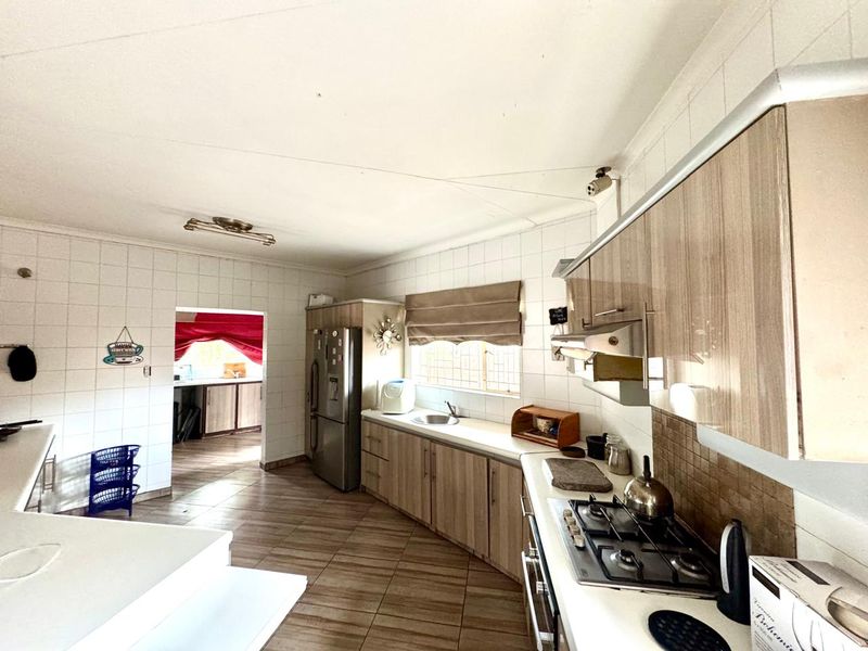 Spacious Five Bedroom Family Home with Entertainment Areas, Pool  and braai Facilities. - Photo 9