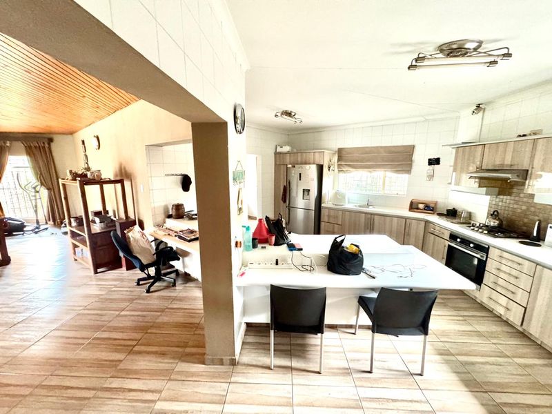 Spacious Five Bedroom Family Home with Entertainment Areas, Pool  and braai Facilities. - Photo 7