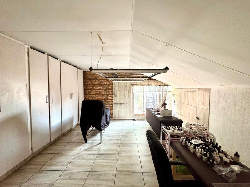 Spacious Five Bedroom Family Home with Entertainment Areas, Pool  and braai Facilities. - Photo 6