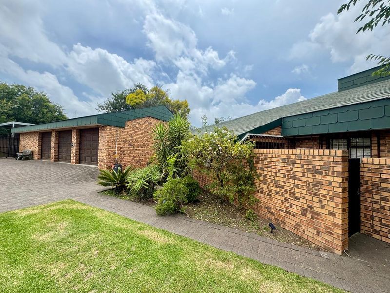 Spacious Five Bedroom Family Home with Entertainment Areas, Pool  and braai Facilities. - Photo 2