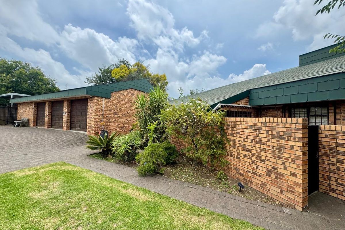 Spacious Five Bedroom Family Home with Entertainment Areas, Pool  and braai Facilities. - Photo 2