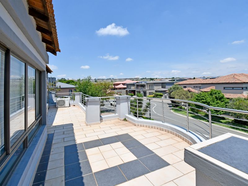 Sun-Soaked. Spacious. Ready for Your Style - Photo 5