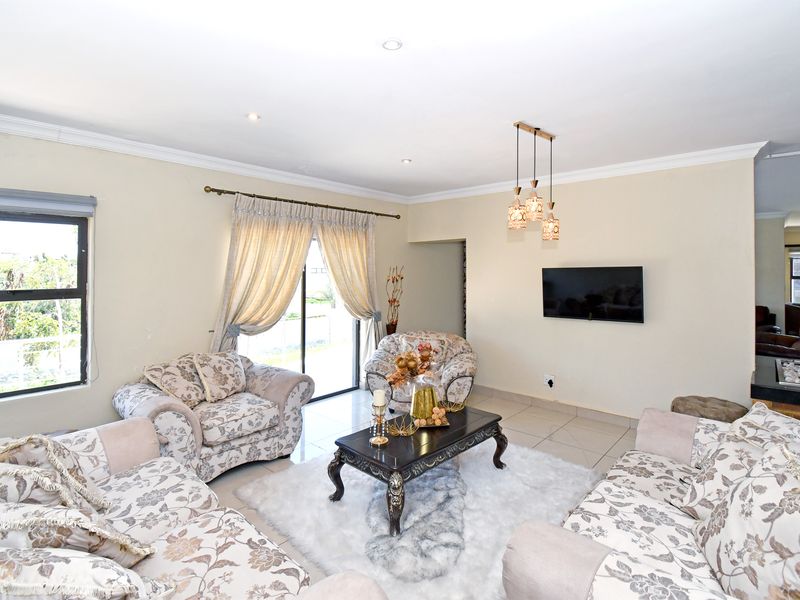 Sun-Soaked. Spacious. Ready for Your Style - Photo 8