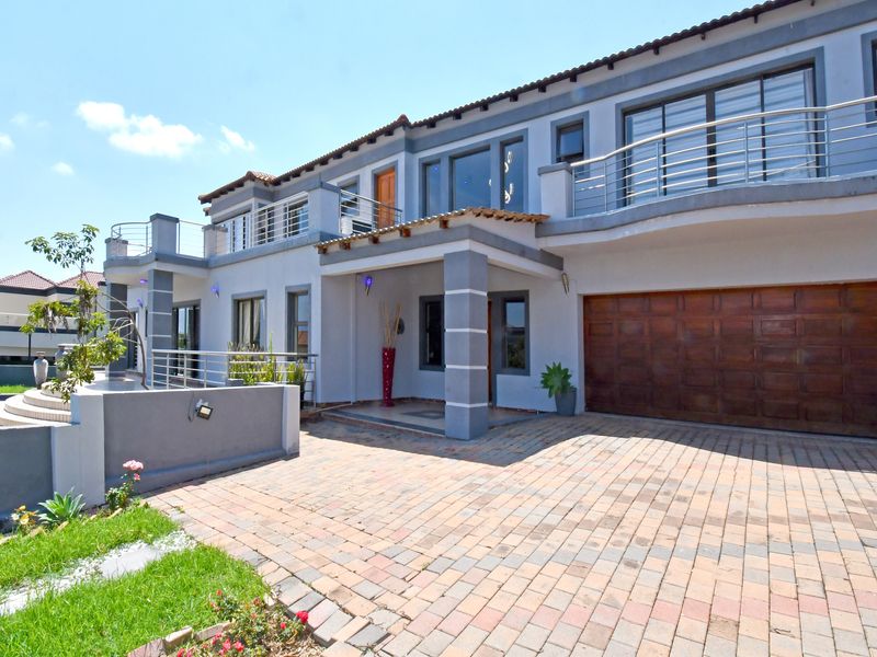 Sun-Soaked. Spacious. Ready for Your Style - Photo 2