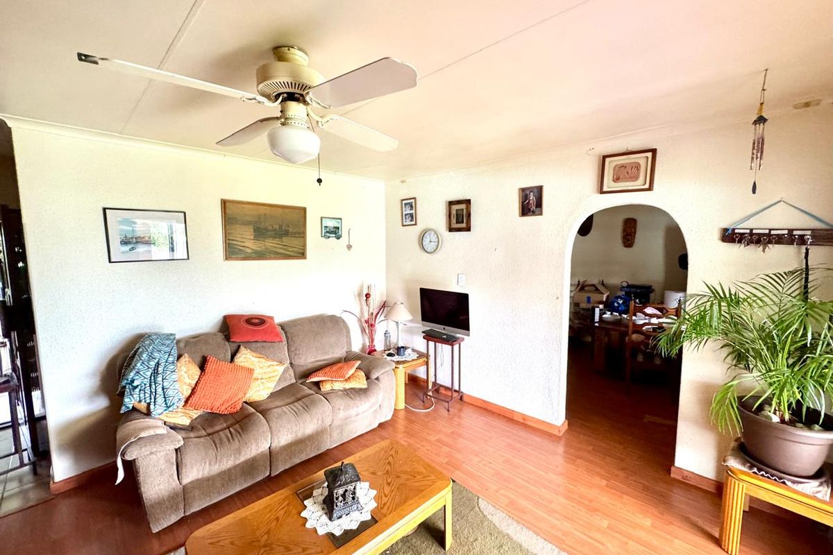 Spacious Family Home with Heated Pool, Modern Kitchen and Generous Outdoor Living - Photo 4