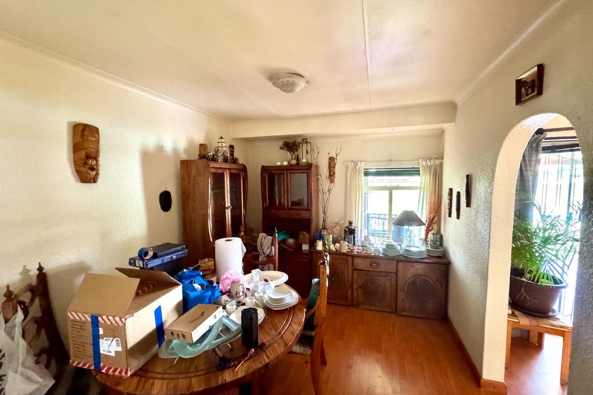 Spacious Family Home with Heated Pool, Modern Kitchen and Generous Outdoor Living - Photo 5