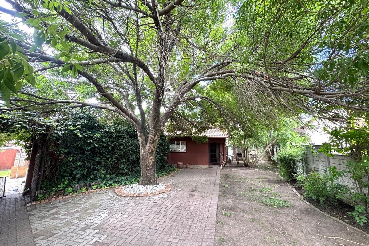 Spacious Family Home with Heated Pool, Modern Kitchen and Generous Outdoor Living - Photo 2