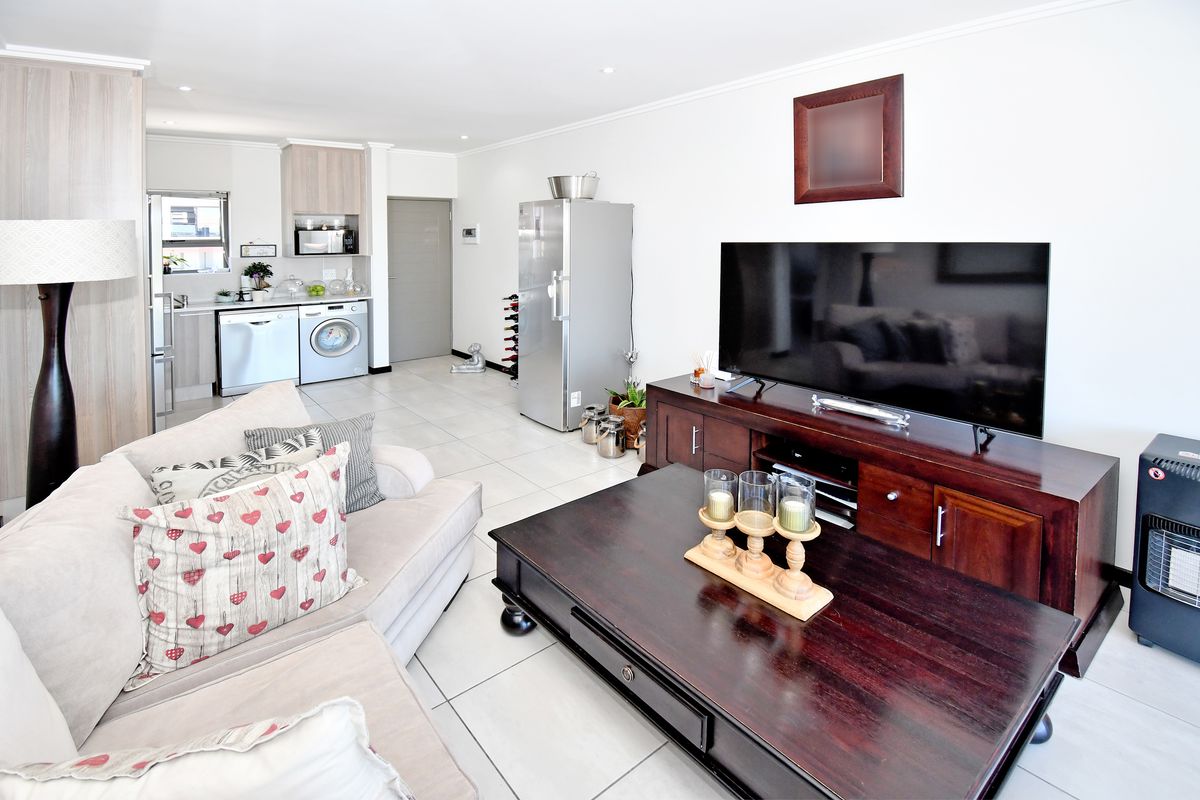 Laguna, Barbeque Downs — Top-Floor 1-Bedroom with Exceptional Views - Photo 2