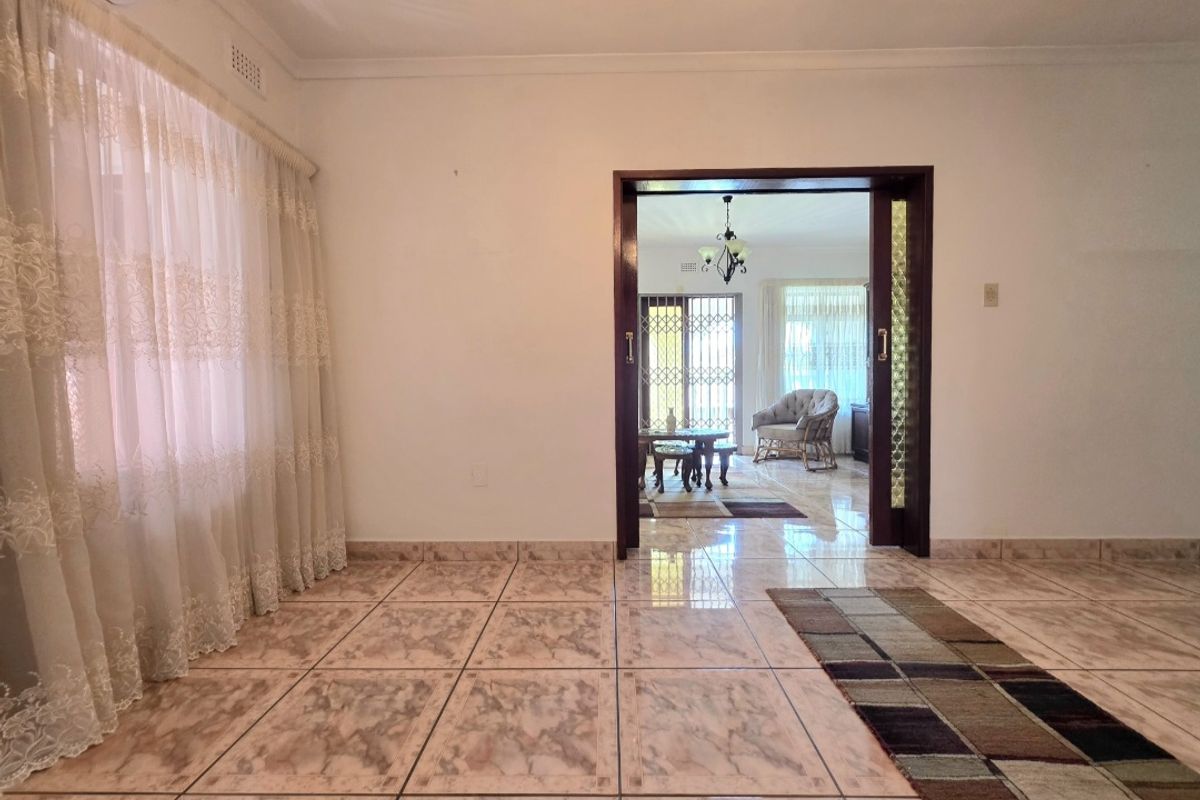 Elegant Double-Storey Residence with Dual Living Options and Coastal Convenience - Photo 4