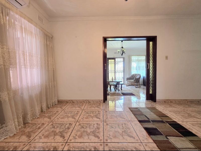 Elegant Double-Storey Residence with Dual Living Options and Coastal Convenience - Photo 4