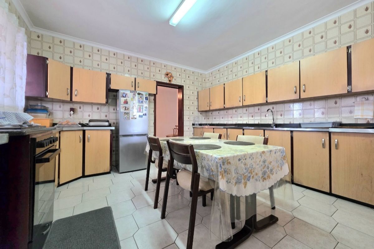 Elegant Double-Storey Residence with Dual Living Options and Coastal Convenience - Photo 2