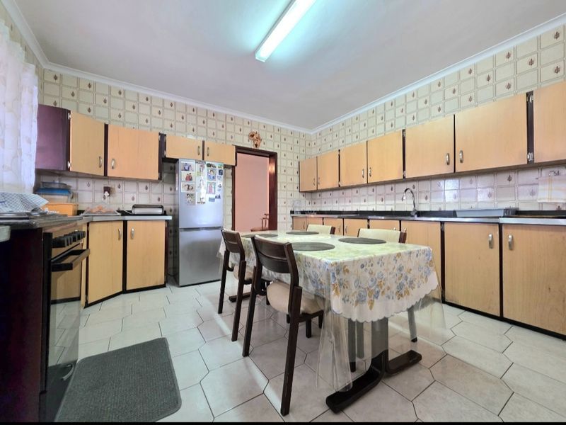 Elegant Double-Storey Residence with Dual Living Options and Coastal Convenience - Photo 2