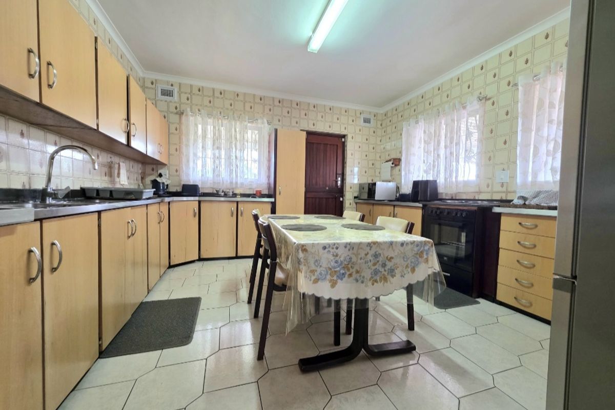 Elegant Double-Storey Residence with Dual Living Options and Coastal Convenience - Photo 3