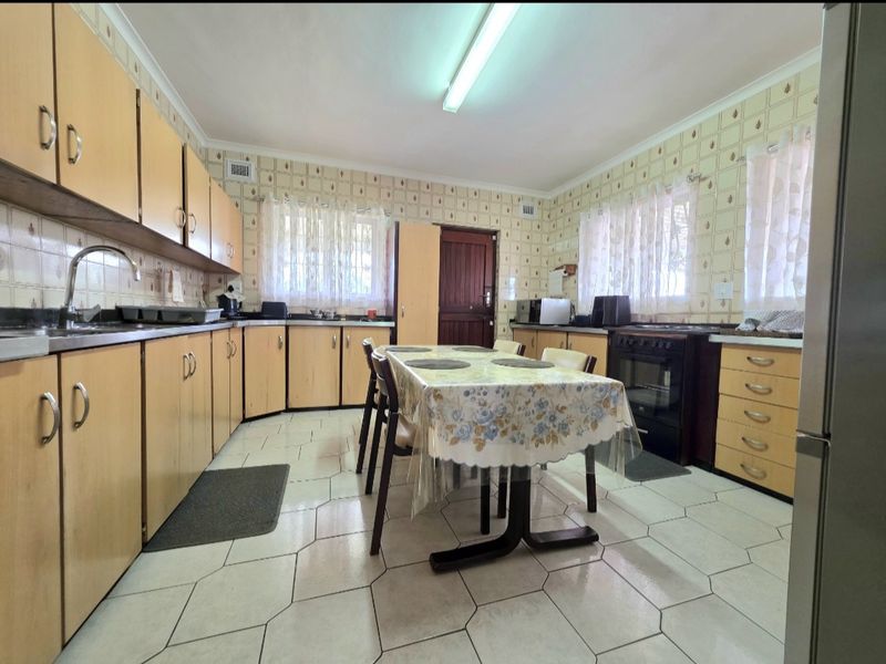 Elegant Double-Storey Residence with Dual Living Options and Coastal Convenience - Photo 3