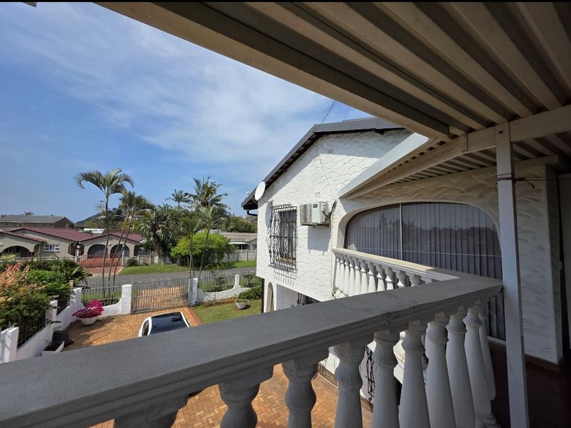 Elegant Double-Storey Residence with Dual Living Options and Coastal Convenience - Photo 10