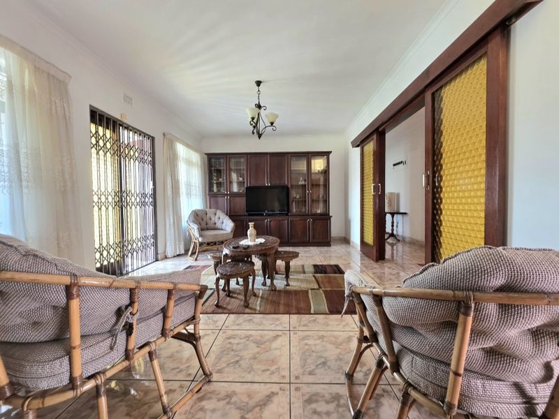 Elegant Double-Storey Residence with Dual Living Options and Coastal Convenience - Photo 8