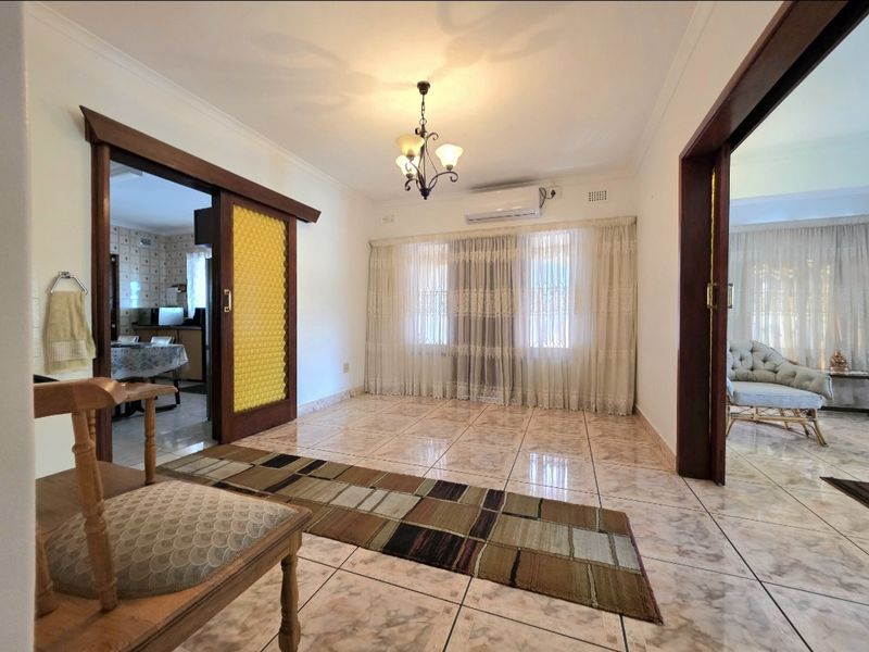 Elegant Double-Storey Residence with Dual Living Options and Coastal Convenience - Photo 6