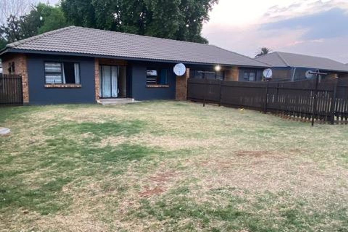 Family-Friendly Home with space all around - Photo 3