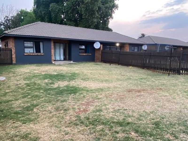 Family-Friendly Home with space all around - Photo 3