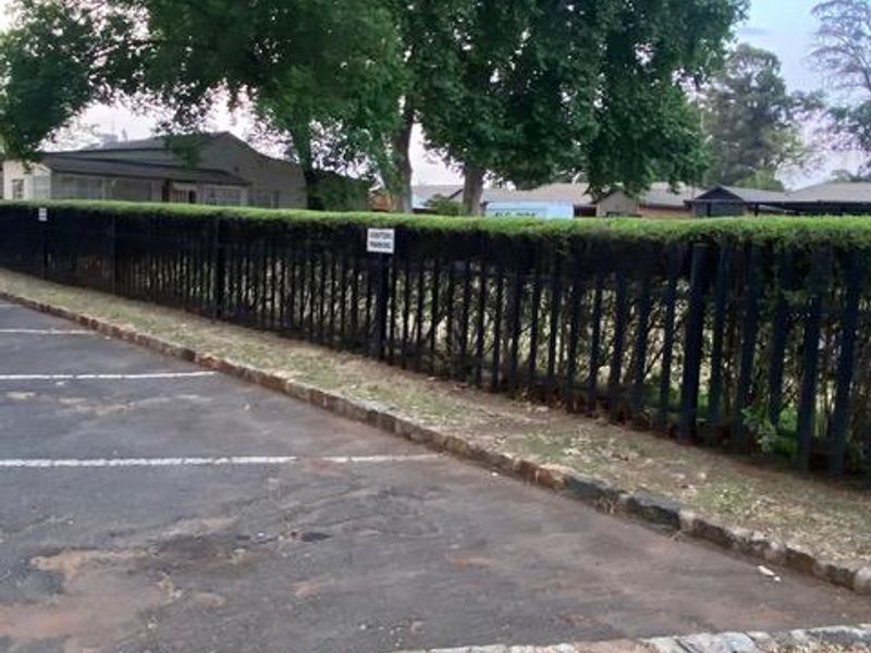 Family-Friendly Home with space all around - Photo 8