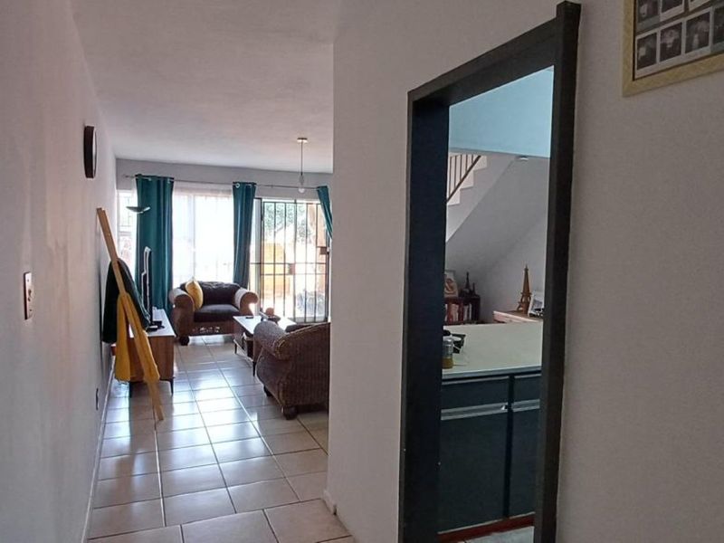 Spacious 3-Bedroom Duplex for Sale in Pretoria North - Photo 8