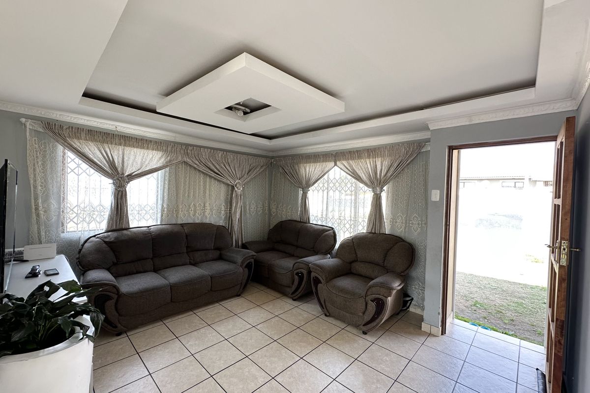 Charming And Neat 3 Bedroom Family Home For Sale At The Palms, Ncambedlana - Photo 3