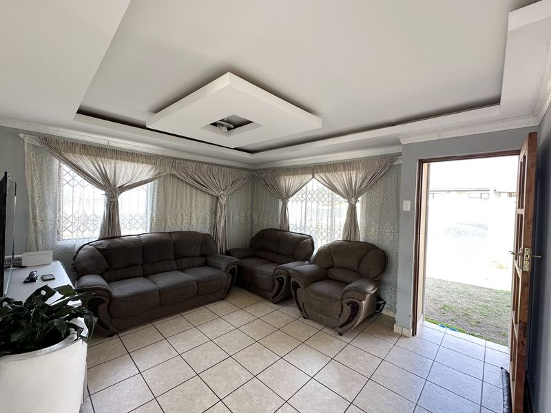 Charming And Neat 3 Bedroom Family Home For Sale At The Palms, Ncambedlana - Photo 3