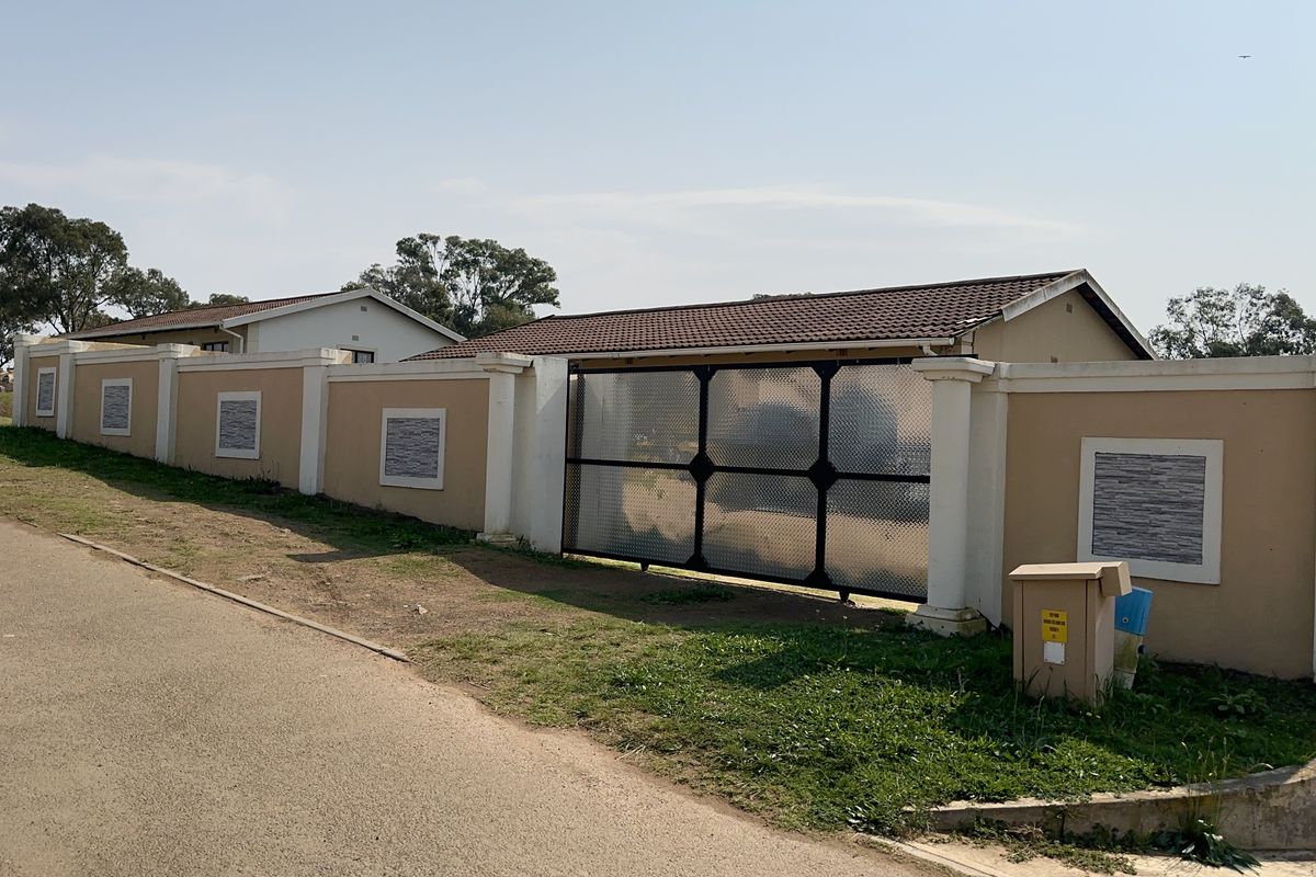 Charming And Neat 3 Bedroom Family Home For Sale At The Palms, Ncambedlana - Photo 2