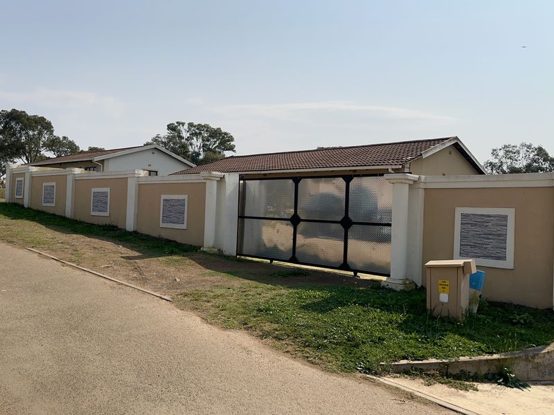 Charming And Neat 3 Bedroom Family Home For Sale At The Palms, Ncambedlana - Photo 2