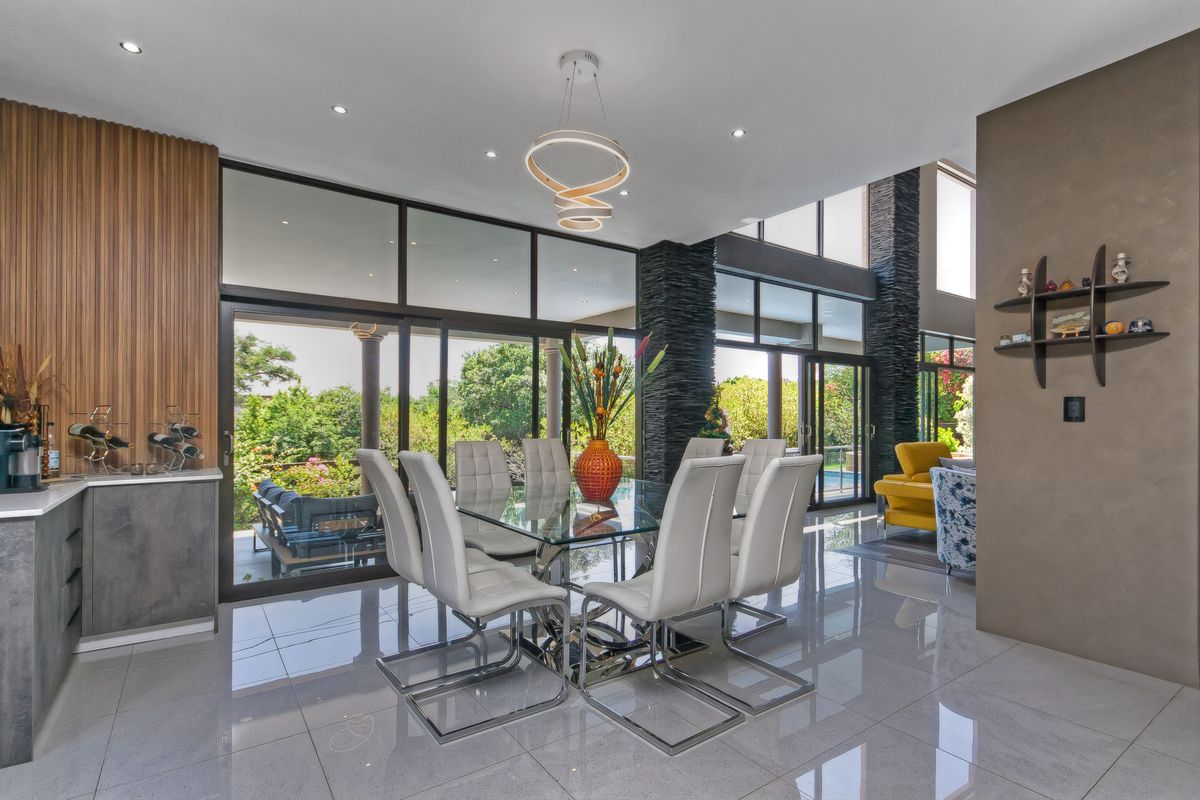 Calling all entertainers - Multiple entertainment areas and wide open spaces. - Photo 5