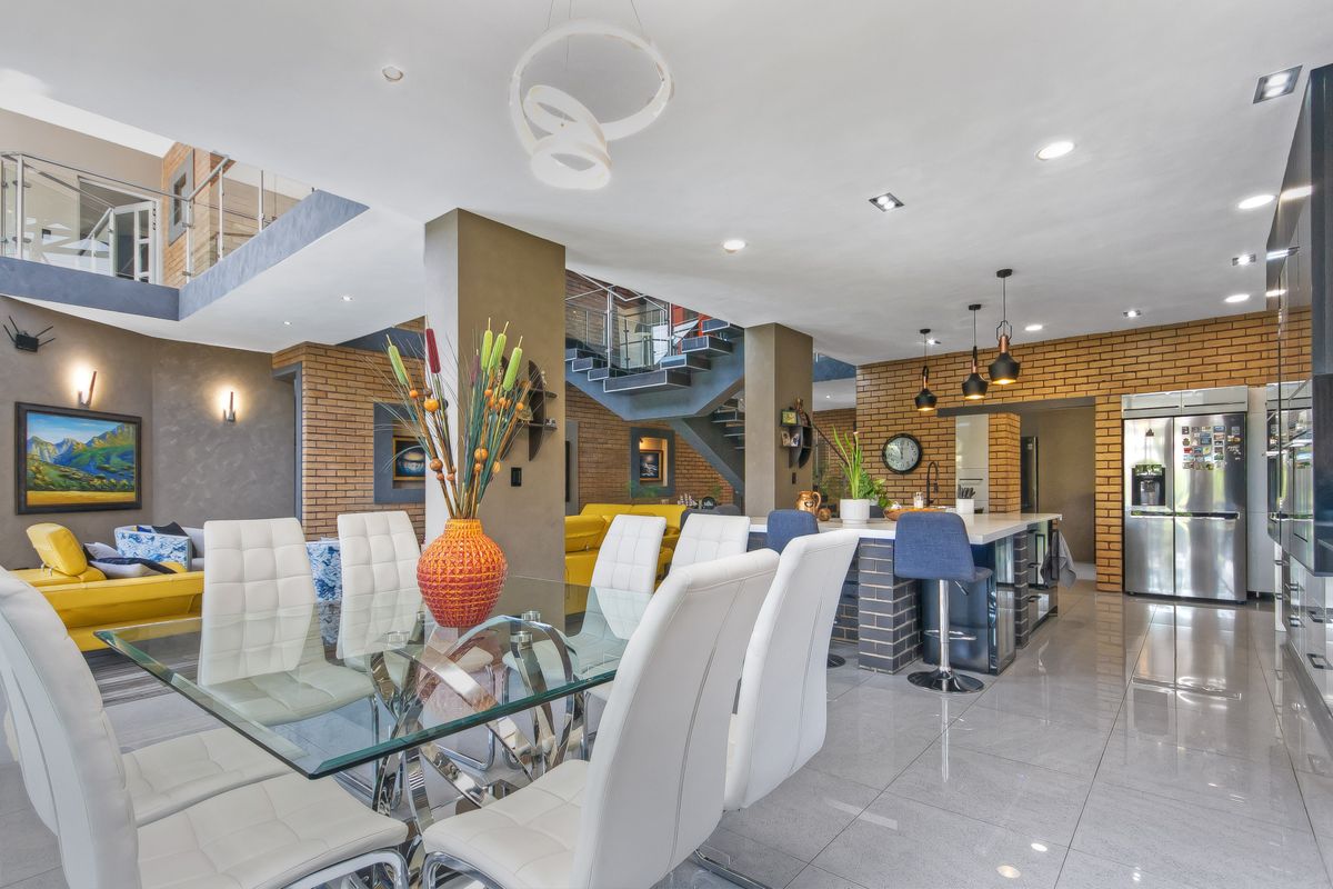 Calling all entertainers - Multiple entertainment areas and wide open spaces. - Photo 4