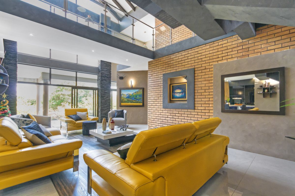 Calling all entertainers - Multiple entertainment areas and wide open spaces. - Photo 3
