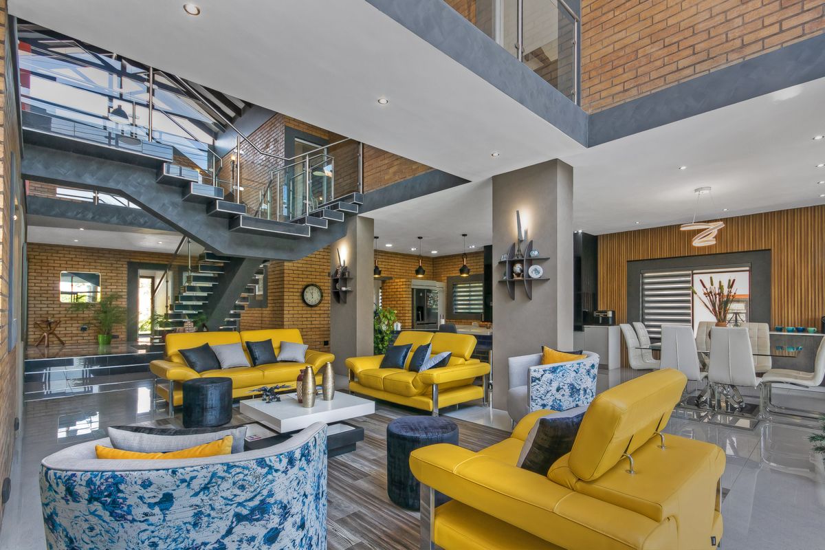 Calling all entertainers - Multiple entertainment areas and wide open spaces. - Photo 2