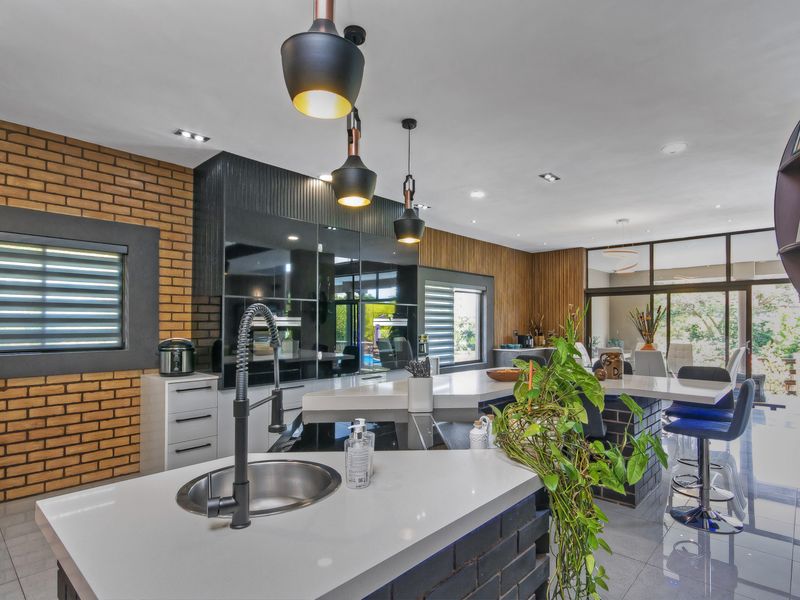 Calling all entertainers - Multiple entertainment areas and wide open spaces. - Photo 9