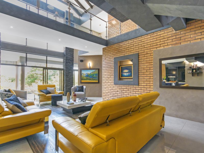 Calling all entertainers - Multiple entertainment areas and wide open spaces. - Photo 3