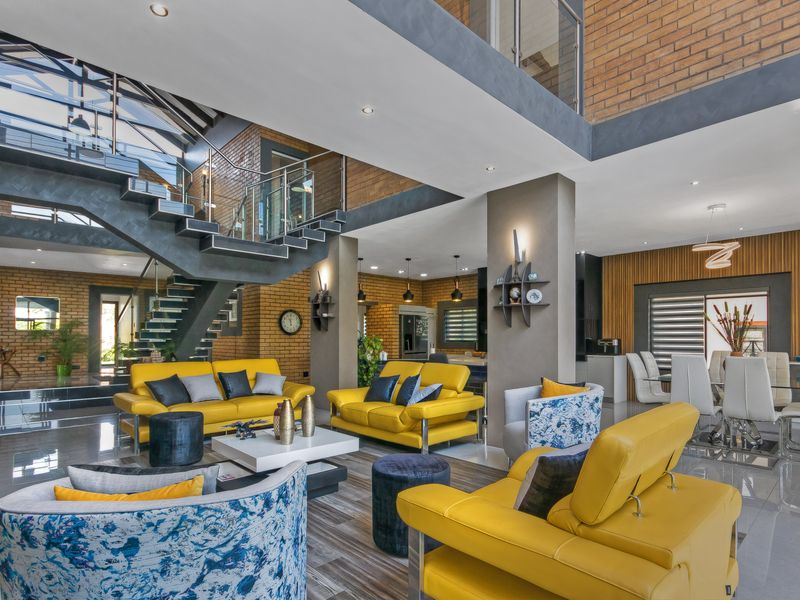 Calling all entertainers - Multiple entertainment areas and wide open spaces. - Photo 2