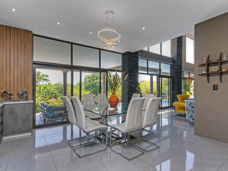 Calling all entertainers - Multiple entertainment areas and wide open spaces. - Photo 5