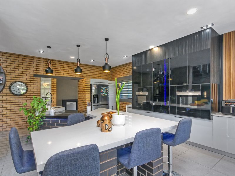 Calling all entertainers - Multiple entertainment areas and wide open spaces. - Photo 10