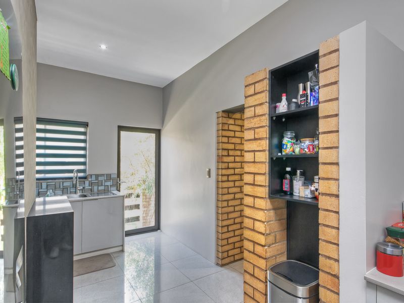 Calling all entertainers - Multiple entertainment areas and wide open spaces. - Photo 8