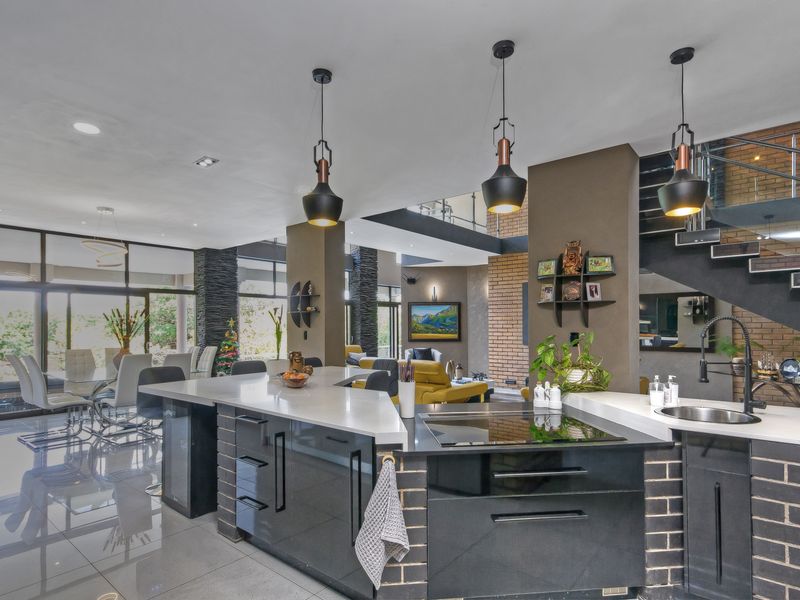 Calling all entertainers - Multiple entertainment areas and wide open spaces. - Photo 7